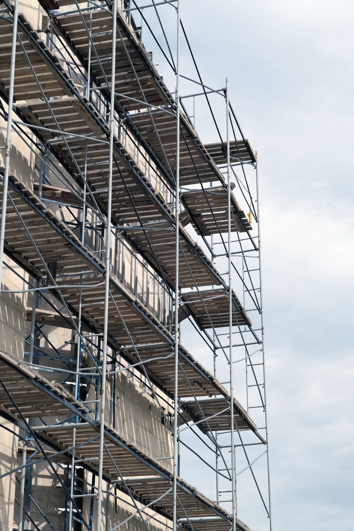 Tall scaffolding structure